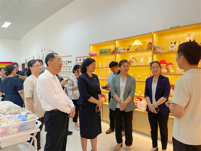 图为调研组实地调研南宁市蚕豆工坊